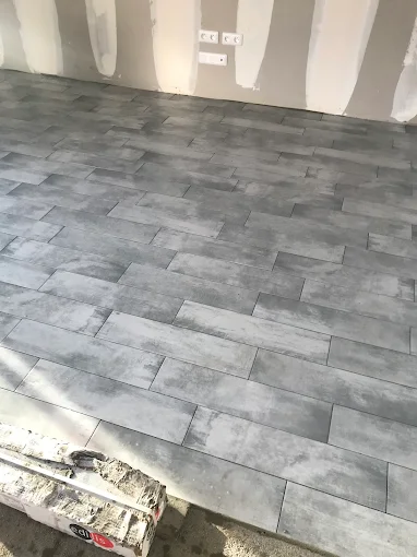 Pose de carrelage sur terrasse extérieure